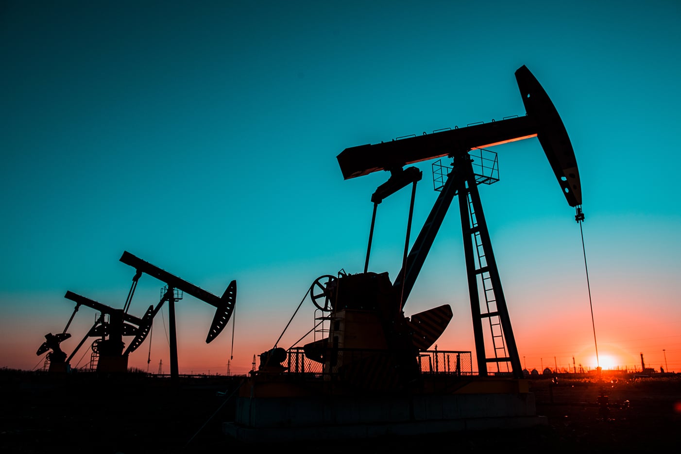 In the evening oil field, the pump is running. In the evening oil field, the pump is running.